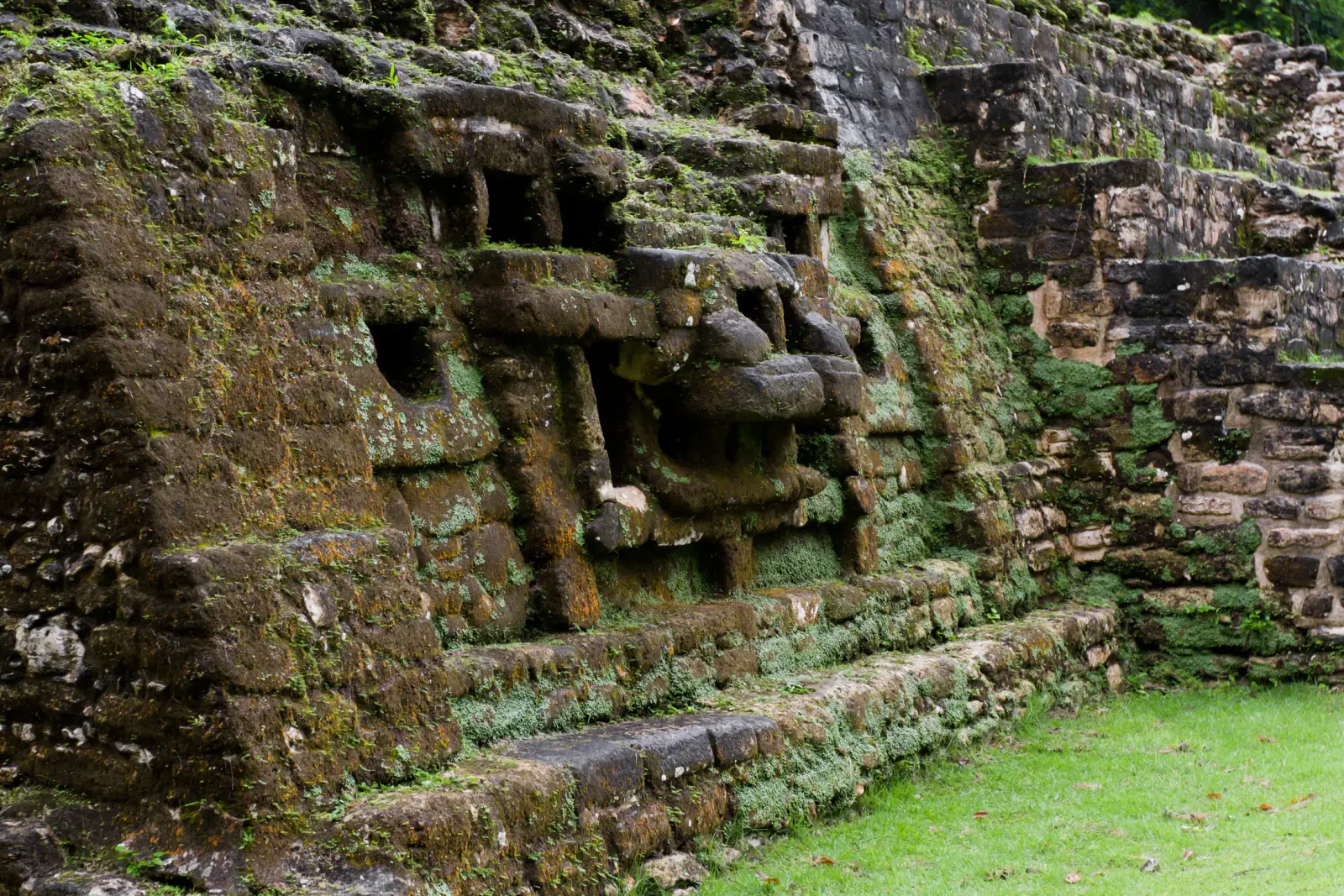 Belize lamanai temple